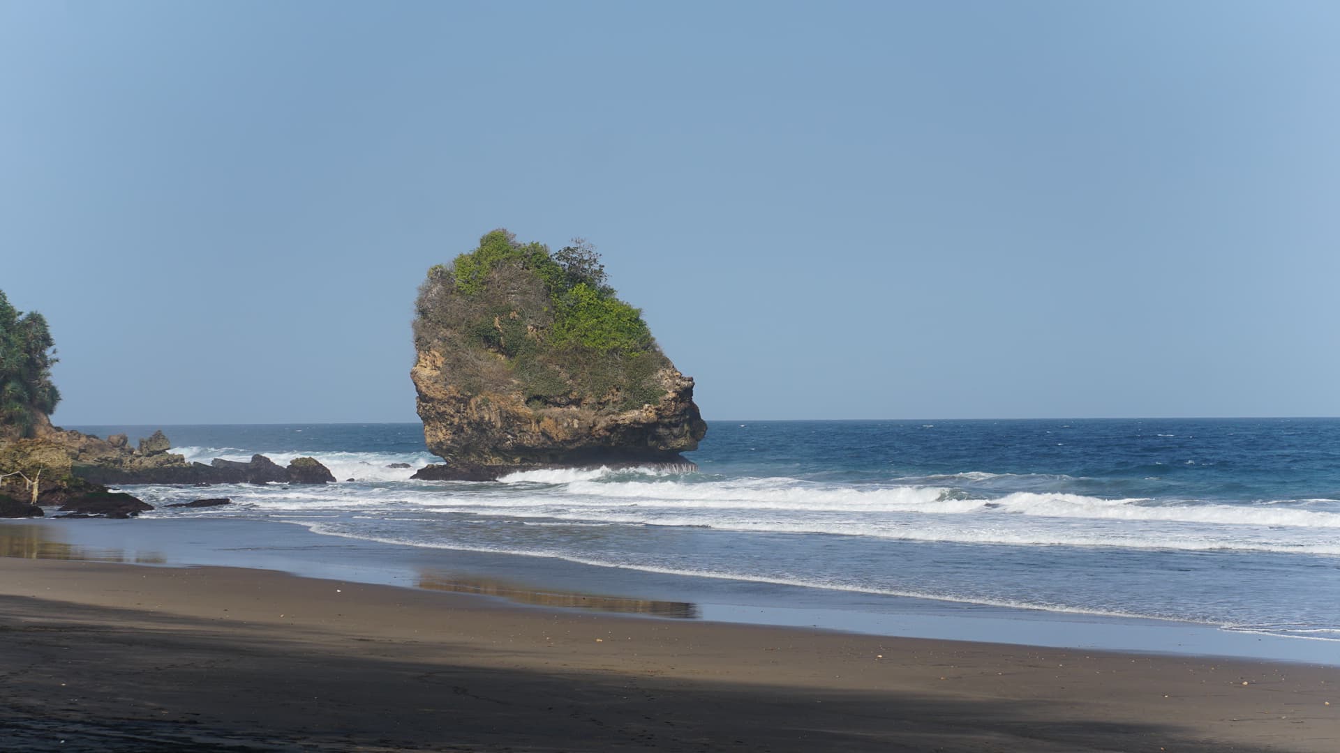 Batu Besar di Pantai Pasur